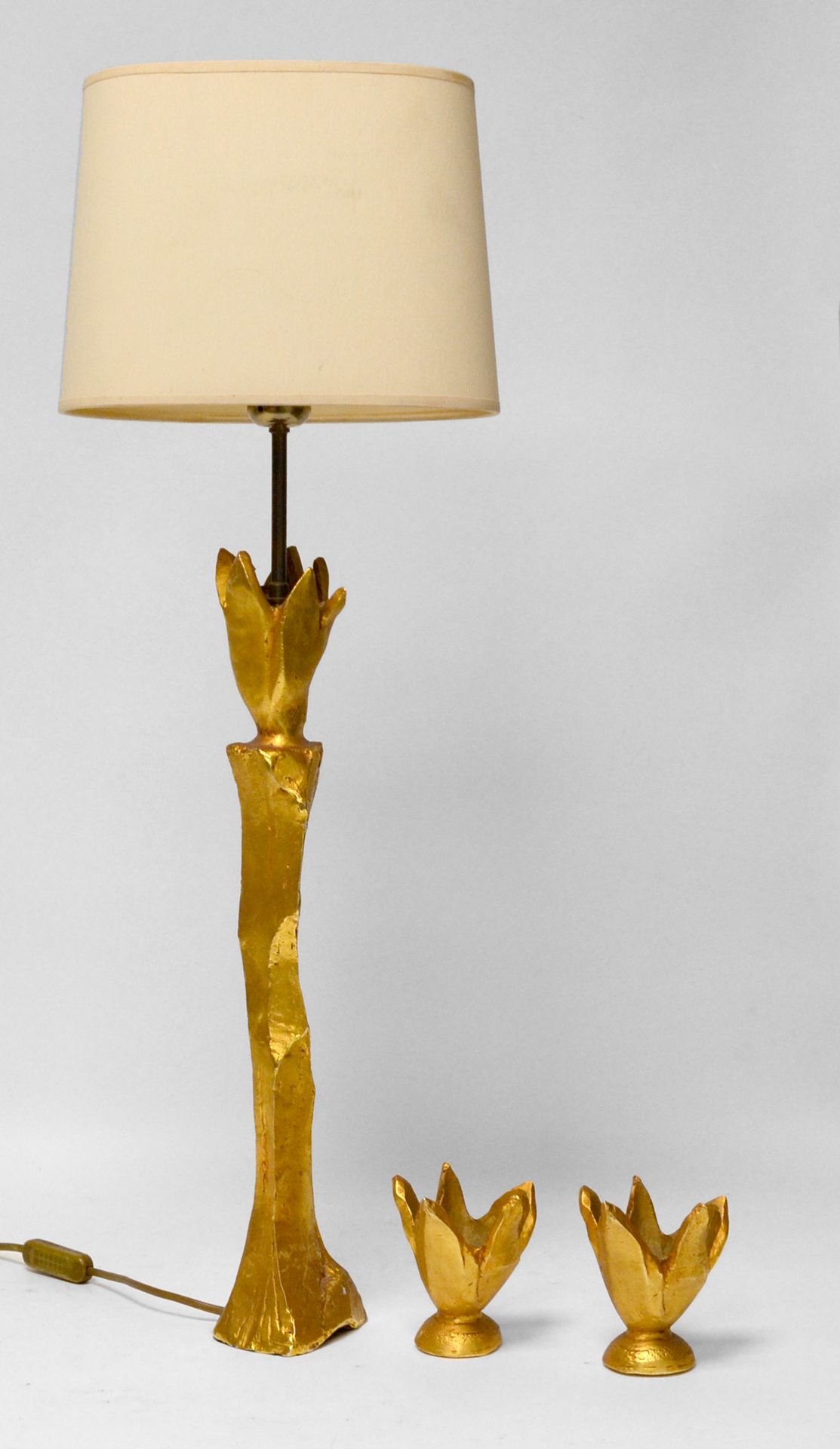 Null Ignacio TOLEDO, XX-XI secolo. Piantana di lampada in metallo dorato e due c&hellip;