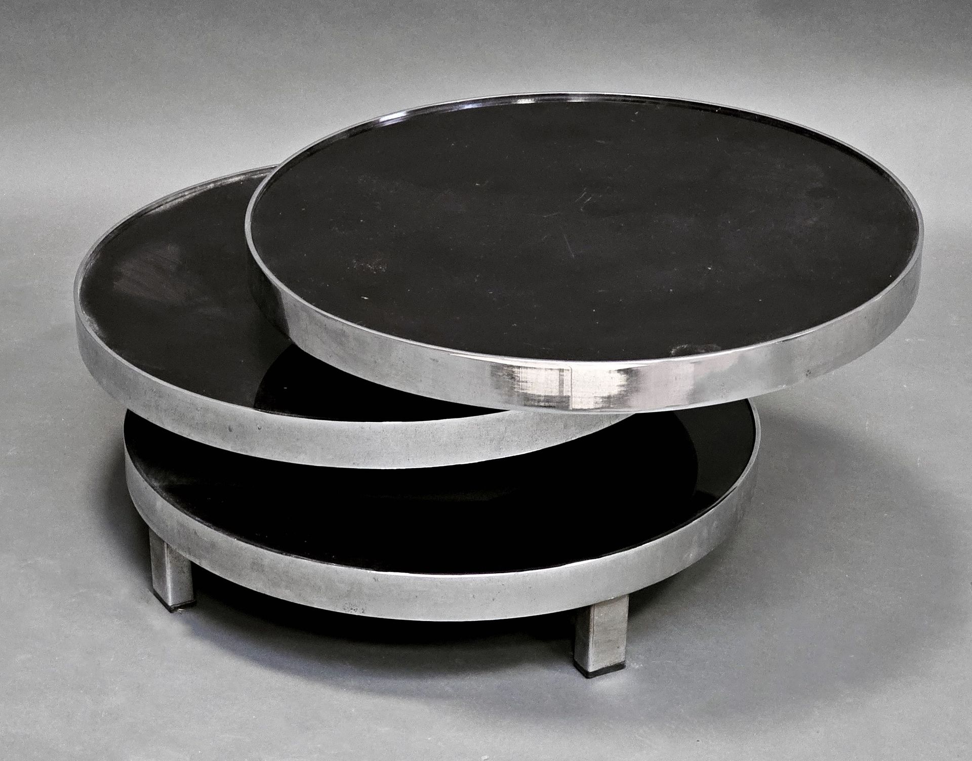 Null 玛丽亚-佩尔盖（1930-2023 年）（后）。镀铬金属桌，三个旋转式桌面，深色烟熏玻璃。36 x 60 厘米