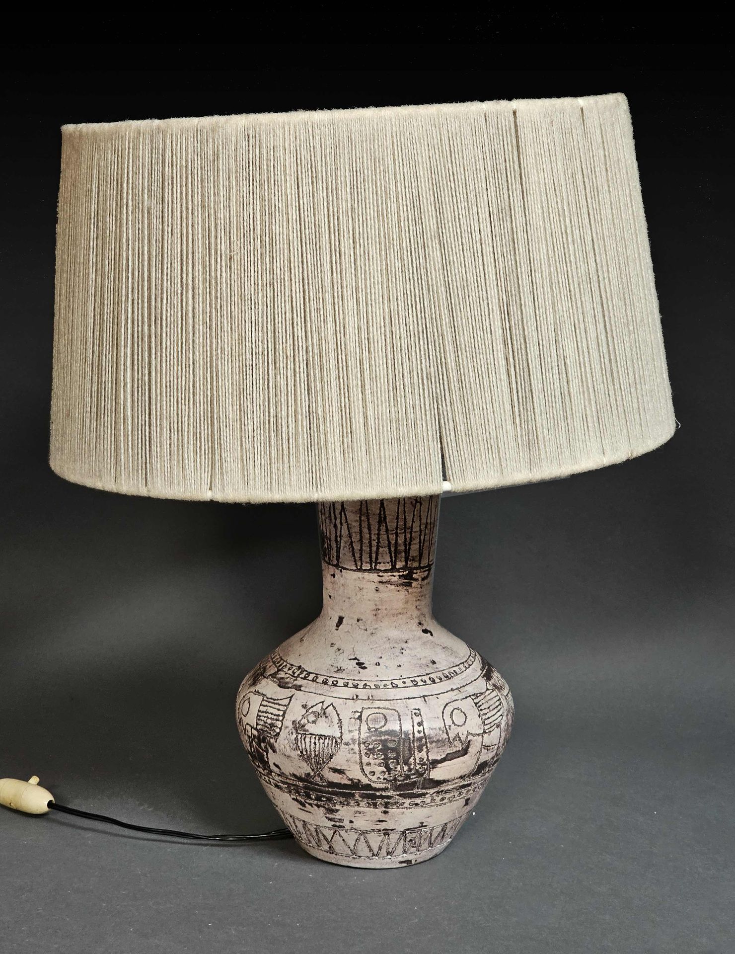 Null 雅克-布林（Jacques BLIN，1920-1995 年）带变形装饰的釉陶灯座（灯身有大裂缝，灯罩需重新固定）。