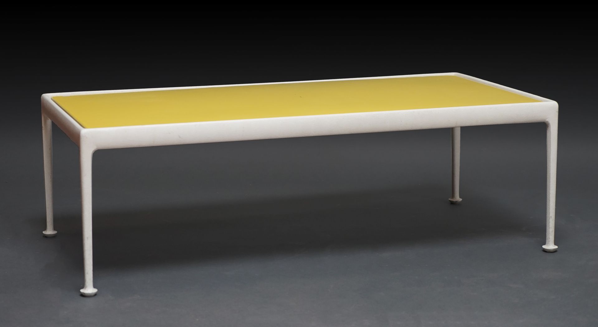 Null 罗伯特-舒尔茨，20 世纪。白色和黄色漆面铝制休闲花园矮桌，理查德-舒尔茨为 Knoll 设计，约 1966 年。39 x 121 x 60 厘米（锈&hellip;