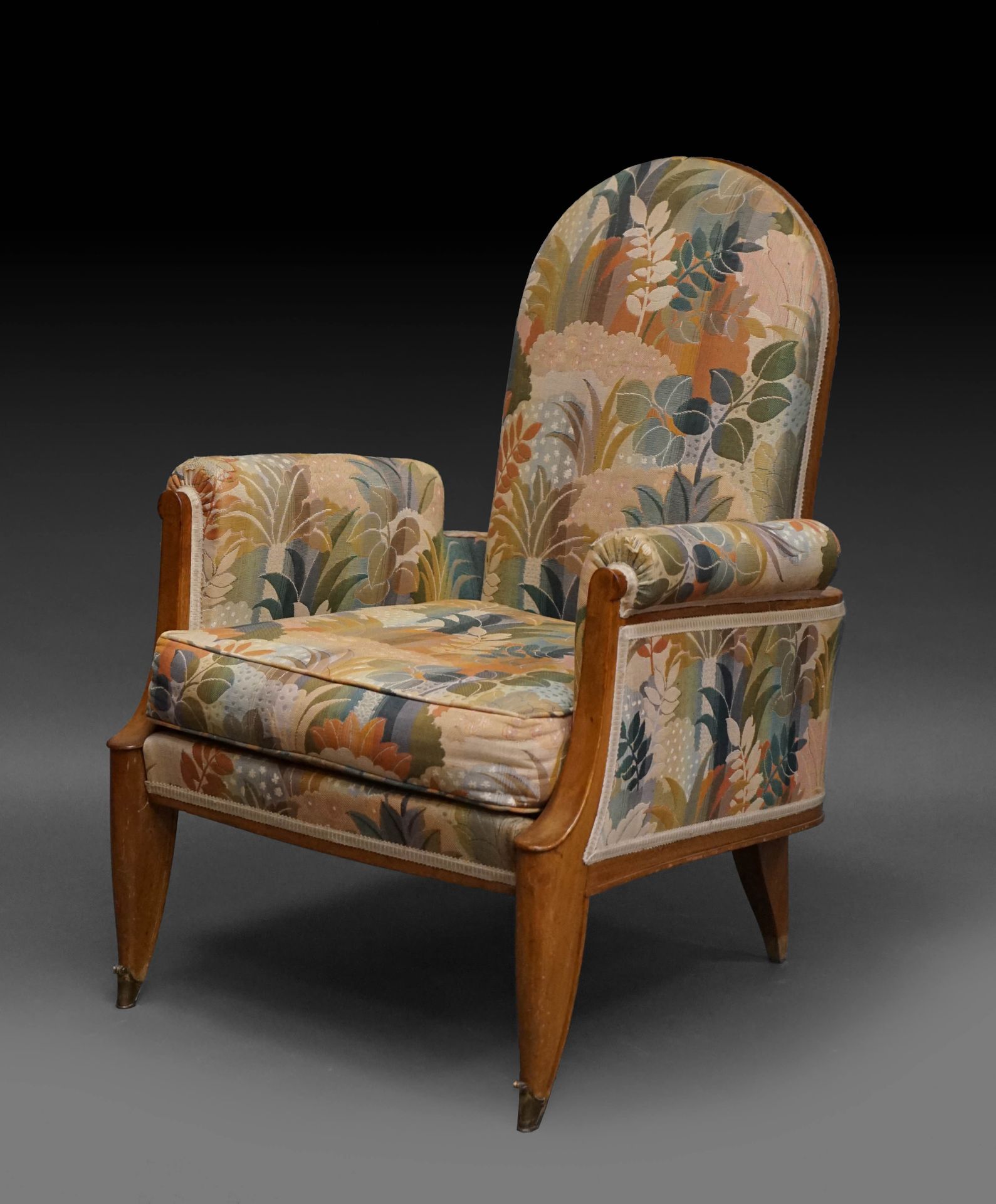 Null 莫里斯-雅洛（Maurice JALLOT，1900-1971 年）天然木制模压扶手椅，椅腿末端饰有小巧的乌金马刀，椅背略微下凹。约制作于 1930 &hellip;