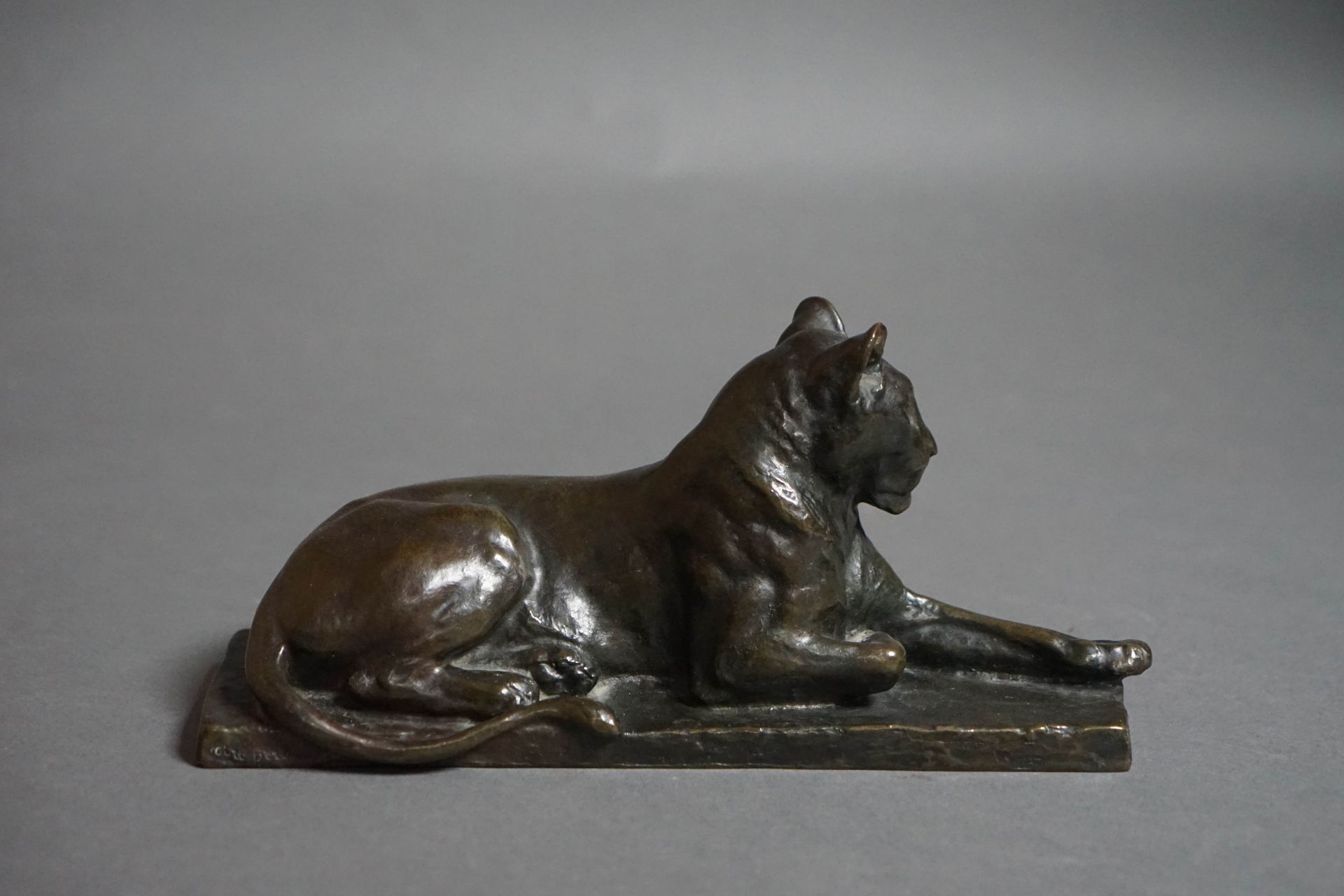 Null 路易-里歇（1877-1949）卧雌狮。带棕色铜锈的青铜器，已签约。13 x 29 x 11 厘米