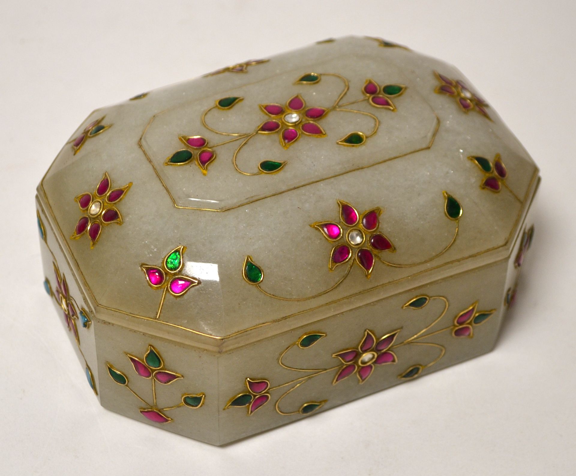 Null 八角形绿玉盒，侧面和盒盖饰有八块凸圆形花茎和花蕾，镶嵌在以昆丹工艺施用的红色和绿色珐琅上，并镶有大马士革金饰。印度拉贾斯坦邦。