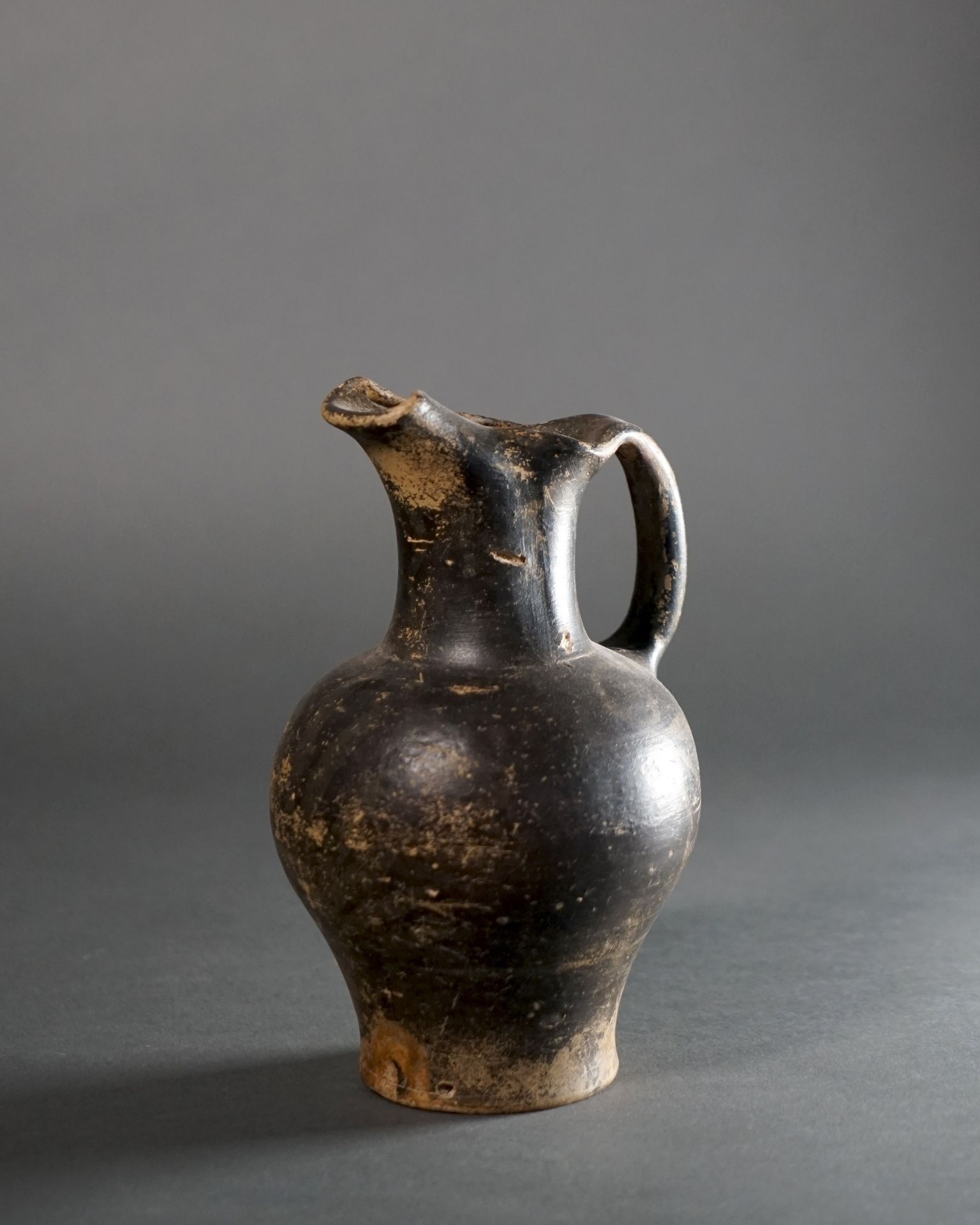 Null 法利斯克式花瓶（OENOCHOE），宽大的壶嘴。米色赤陶，黑釉。磨损严重。伊特鲁里亚南部，公元前 4-3 世纪。高 19 厘米 专家：Daniel L&hellip;
