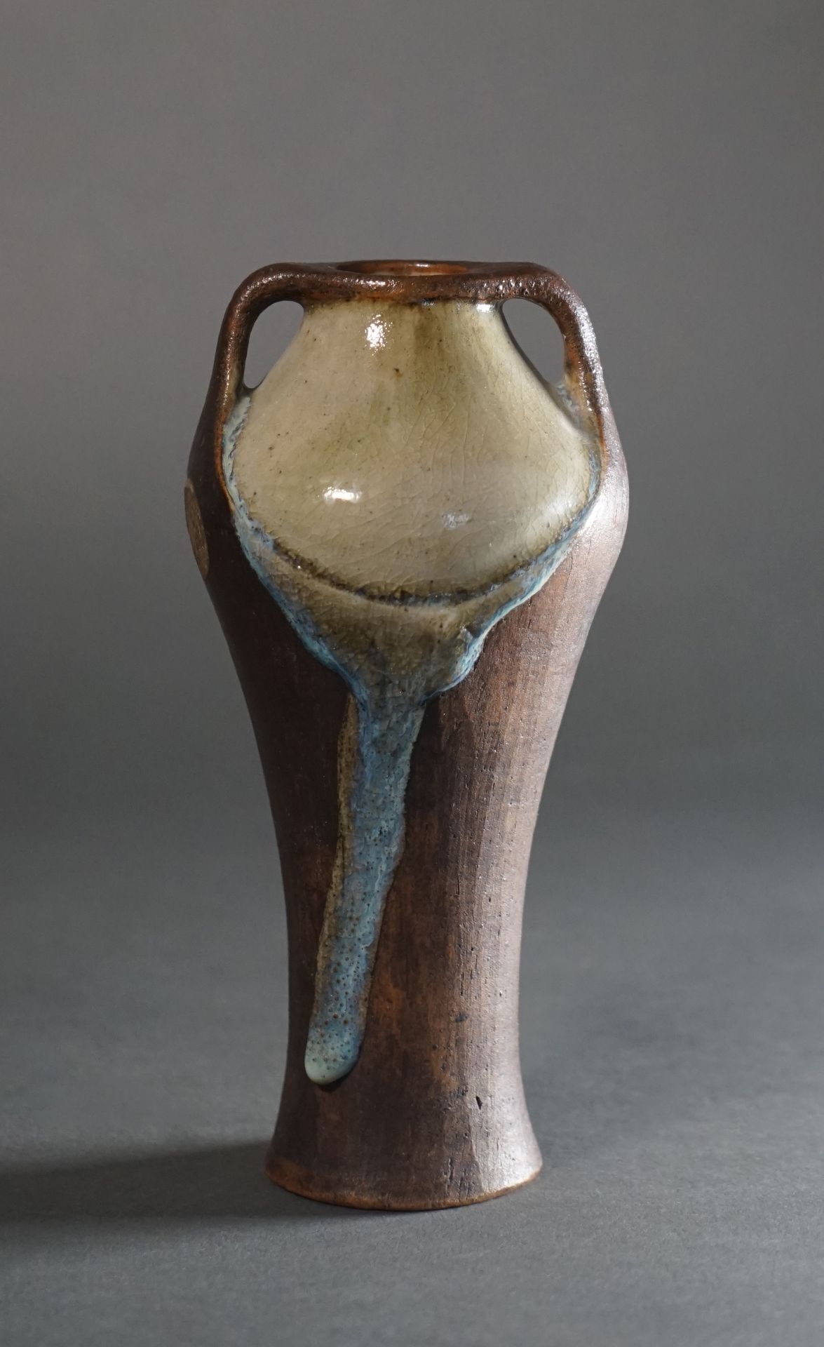 Null 拉乌尔-拉切纳尔（1885-1956 年）棕色石器双柄柱形花瓶，青瓷釉和蓝釉。底部有 R Lachenal 原印。高 19 厘米 底部有轻微缺口