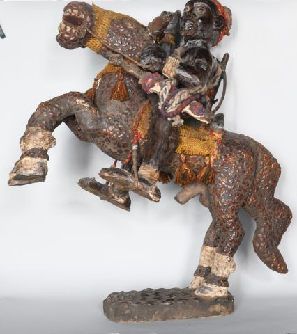 Null NIGERIA 

Cavalier à cheval en bois recouvert de cuir et textile, terre et &hellip;