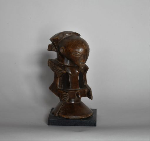 Null CONGO 

Demi figure en bois sculpté.

XXe, de style LUBA 

H : 23 cm