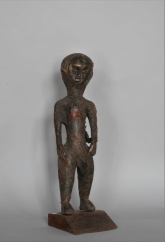 Null TANZANIE 

Statue en bois et cuir 

XXe, dans le style des NYAMWEZI 

H : 4&hellip;