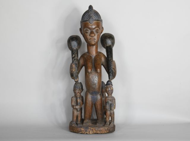 Null NIGERIA 

Grande statue de dignitaire féminin en bois sculpté, à ses pieds &hellip;