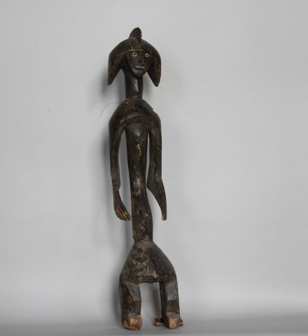 Null NIGERIA 

Grande statue en bois sculpté. 

XXe, dans le style des MUMUYE 

&hellip;