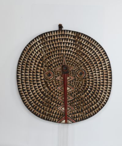 Null BURKINA-FASO 

Grand masque circulaire en bois sculpté polychrome à décor g&hellip;