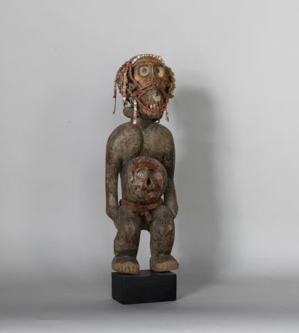 Null CAMEROUN 

Statue en bois sculpté et os. 

XXe, dans le style des BULUL 

H&hellip;
