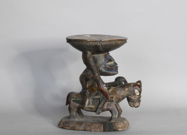 Null NIGERIA 

Petit tabouret à décor d'un cavalier en bois polychrome. 

XXe, d&hellip;