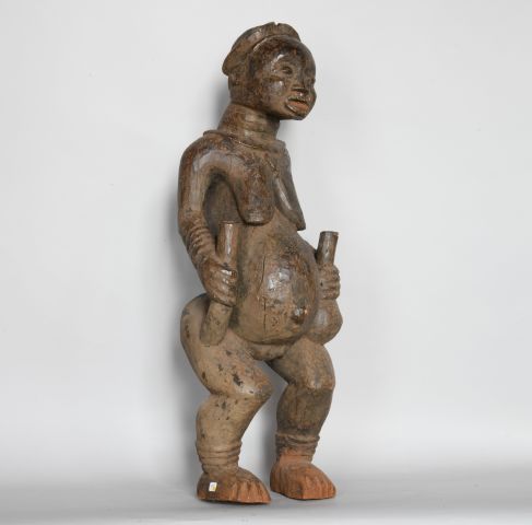 Null CAMEROUN 

Grande statue en bois sculpté à patine épaisse et crouteuse. 

X&hellip;