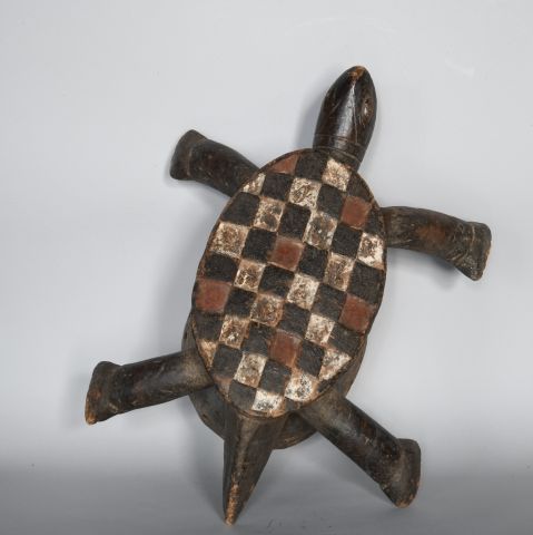 Null BURKINA FASO 

Masque tortue en bois à décor polychrome géométrique

XXe, d&hellip;