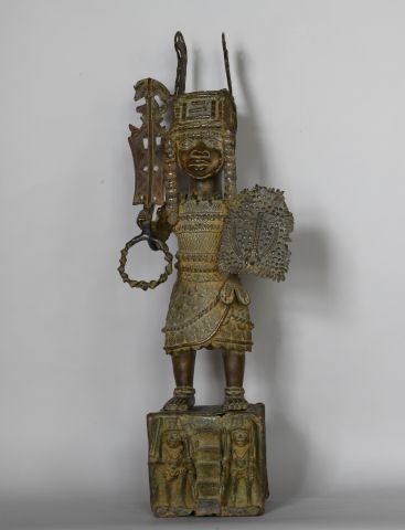 Null BENIN 

Guerrier en bronze. 

XXe, dans le style des rois OBA 

H : 101 cm