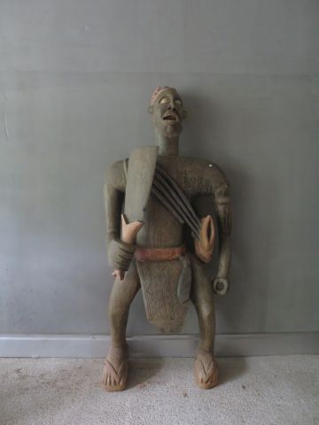 Null CAMEROUN 

Grand gardien de village en bois sculpté polychrome. Pièce monox&hellip;