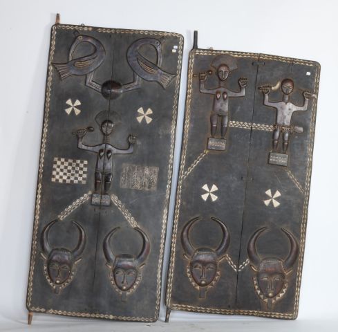 Null COTE D'IVOIRE 

 2 portes en bois sculpté avec rehauts de kaolin à décor de&hellip;