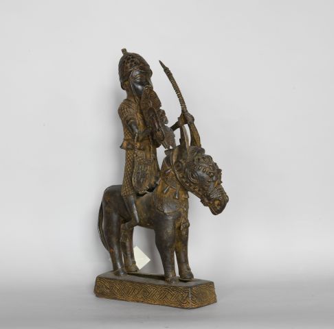 Null BENIN 

Cavalier en bronze

XXe, dans le style des rois OBA 

H : 54 cm