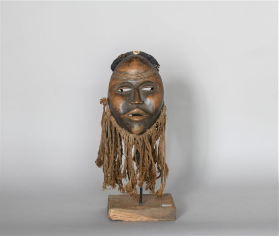 Null COTE D'IVOIRE 

Masque en bois sculpté et fibres

XXe, dans le style des DA&hellip;