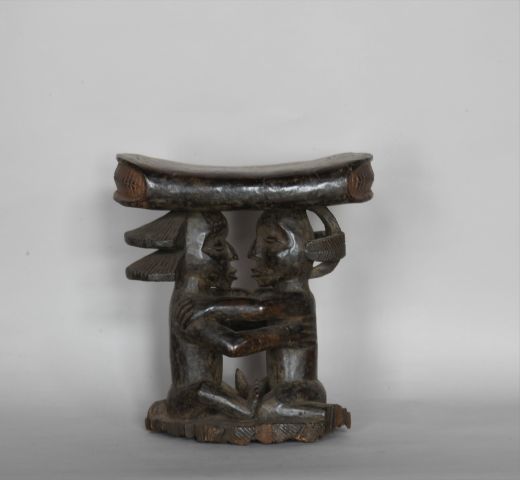 Null CONGO 

Tabouret en bois sculpté de deux personnages 

XXe, de style LUBA 
&hellip;