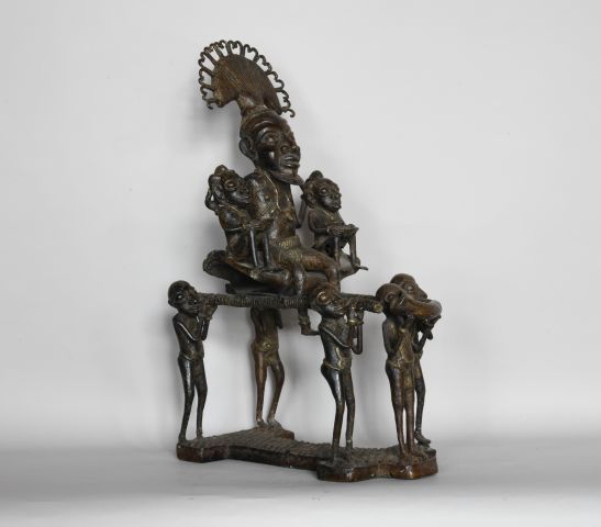 Null BENIN 

Scène de cour en bronze à patine brune représentant le Roi porté su&hellip;