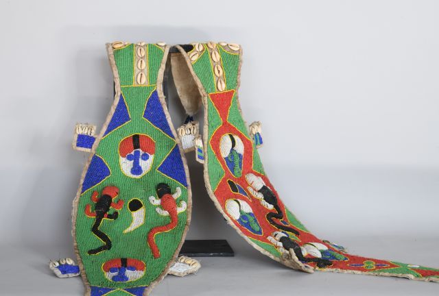 Null NIGERIA 

Deux broderies Crocodiles brodées de perles polychromes à décor d&hellip;