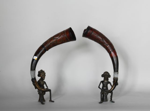 Null CAMEROUN 

Couple de cornes royales en cornes sculptées et bronze.

XXe dan&hellip;