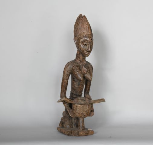 Null NIGERIA 

Porteuse de coupe en bois sculpté à scarifications. 

XXe, dans l&hellip;
