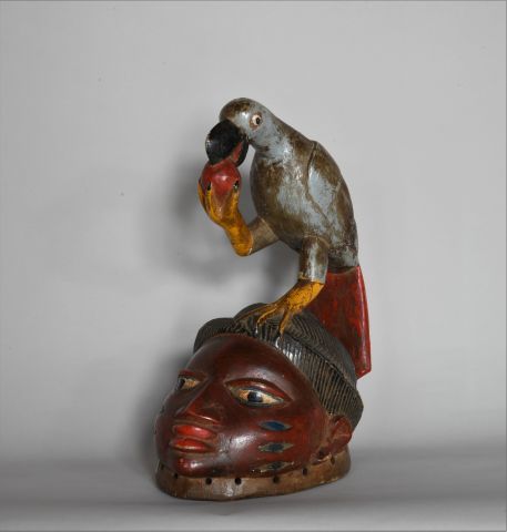 Null NIGERIA 

Masque en bois polychrome avec coiffure décorée d'un oiseau

XXe,&hellip;