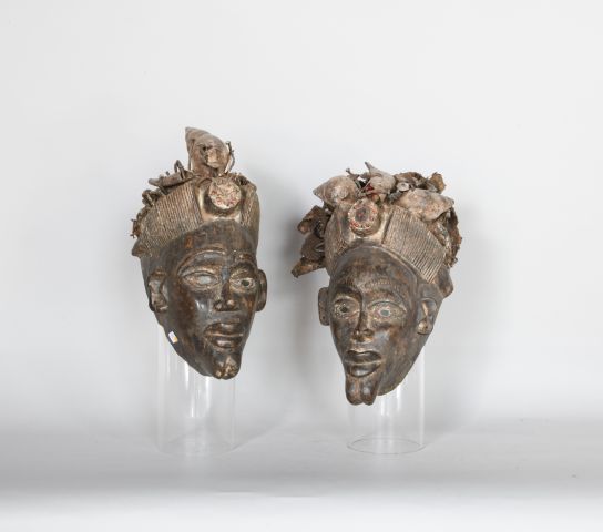 Null COTE D'IVOIRE 

Couple de masques royaux en bois sculpté agrémenté de corne&hellip;