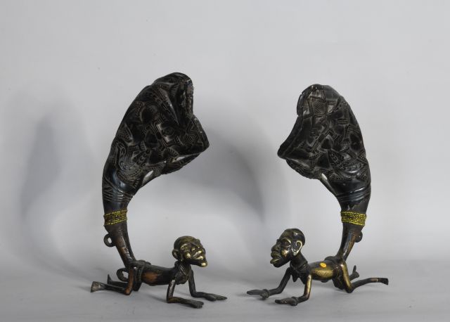 Null CAMEROUN 

Paire de cornes de buffle sculptées montées sur bronze à décor d&hellip;