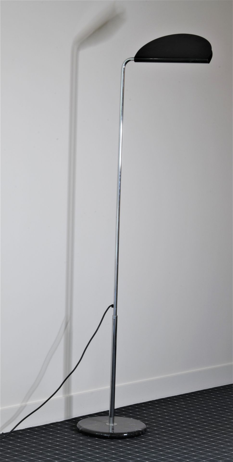 Null 布鲁诺-格切林（生于1939年）。

落地灯模型Mezzaluna。

灰色纹路的黑色大理石底座，可调节的金属杆和可调节的黑色漆面金属半月形灯罩。

&hellip;