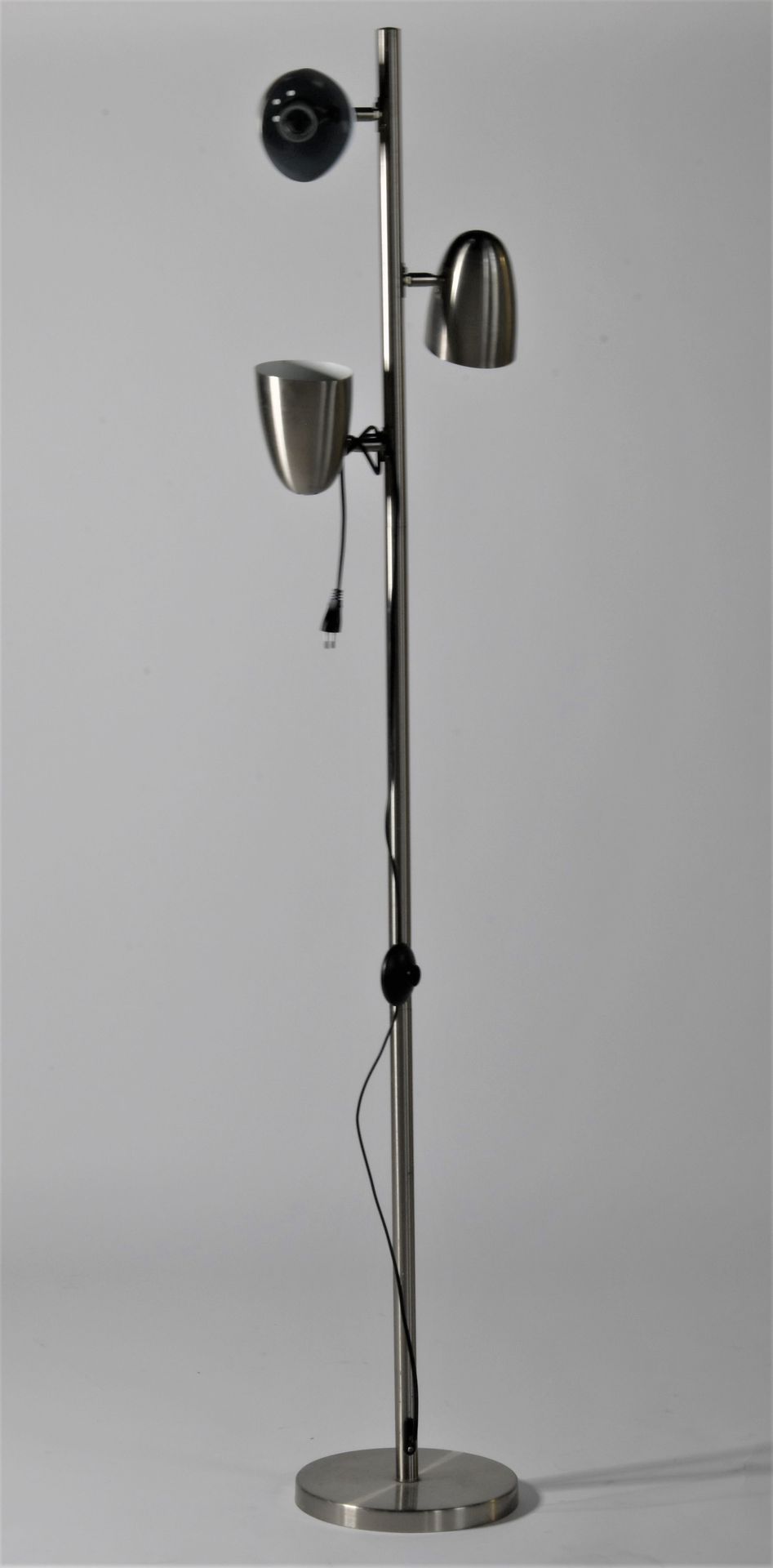 Null Lámpara de pie en metal cromado, con tres puntos ojivales. 

H: 162 cm