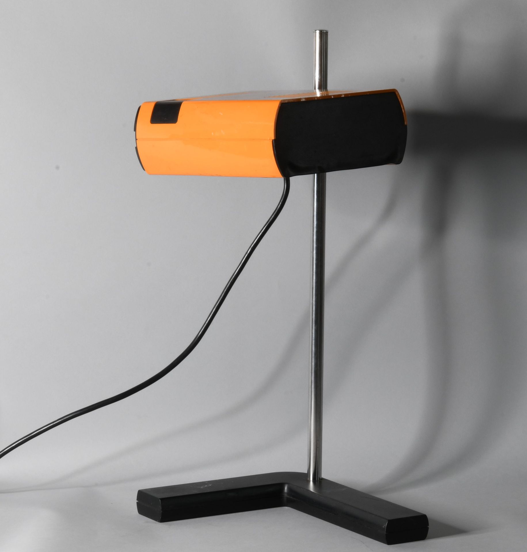 Null 出版商SAMP。台灯模型 "Manade"，橙色，金属和塑料。

底座下有签名

高：52厘米

(划痕)