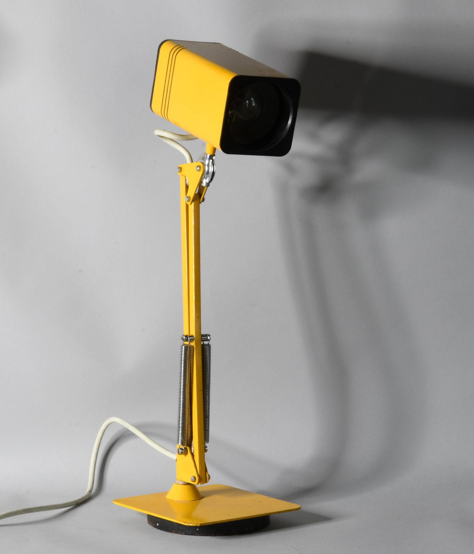 Null Editeur FASE. Lampe de bureau type spot, en métal laqué jaune, bras articul&hellip;