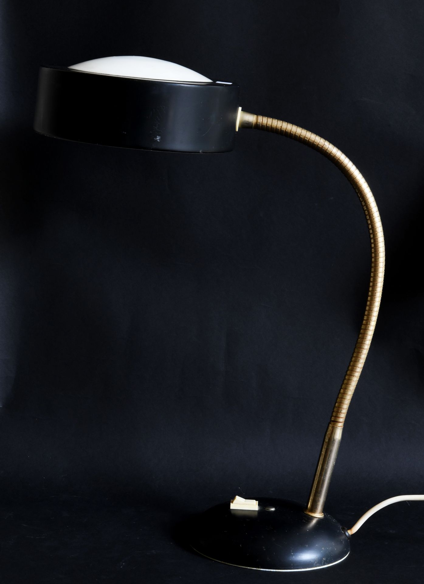 Null 以夏洛特-佩里昂的JUMO灯为风格。

黑色漆面金属灯罩的台灯，灵活的脚和漆面铸铁的圆形底座

观看时的最大高度：65厘米