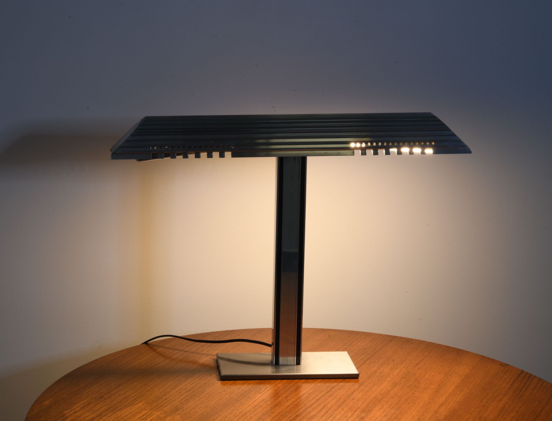 Null Chromed steel fluted desk lamp.

H: 45.5 cm; W: 59.5 cm; D: 11 cm