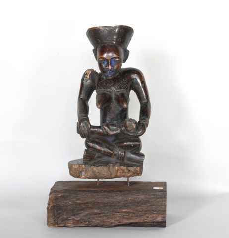 Null CONGO 

Statue de dignitaire en bois sculpté à patine rougeâtre. 

XXe, dan&hellip;