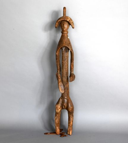 Null NIGERIA 

Grande figure en bois sculpté à patine brune

XXe, de style MUMUY&hellip;