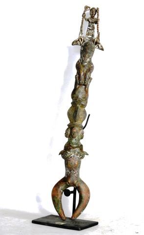Null BENIN 

Grand sceptre en bronze à décor d'un buffle 

XXe, dans le style de&hellip;