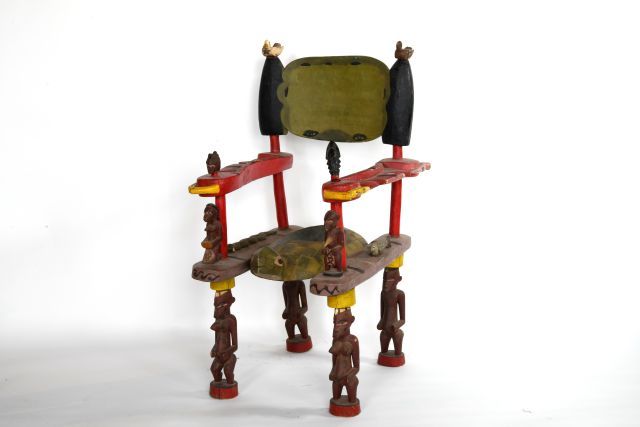 Null COTE D'IVOIRE 

Grande chaise en bois sculpté et polychrome d'oiseaux et pe&hellip;