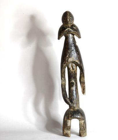 Null NIGERIA 

Statue en bois sculpté 

XXe, dans le style des MUMUYE

H : 82 cm