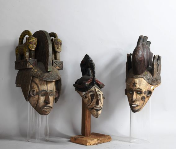 Null NIGERIA 

Trois masques en bois polychrome 

XXe, dans le style des IGBO 

&hellip;