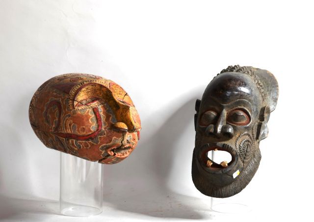 Null NIGERIA 

Deux masques en bois sculpté polychrome

XXe, dans le style MUMUY&hellip;