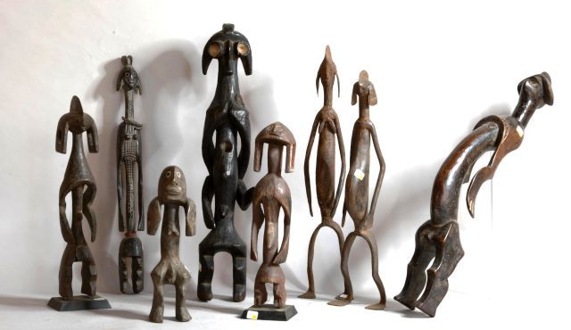 Null NIGERIA 

Ensemble de huit statues : six en bois (érosions) et deux en méta&hellip;