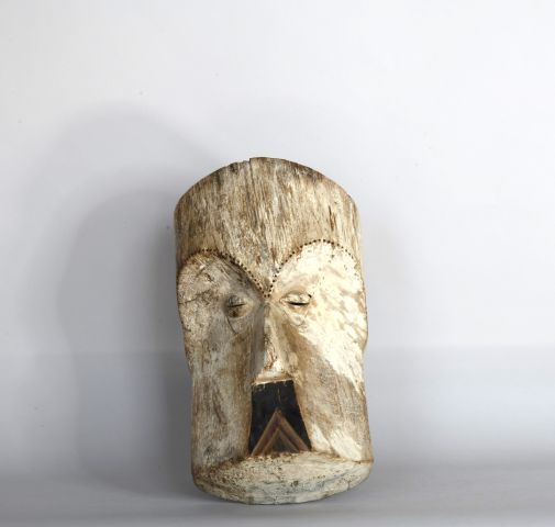 Null GABON 

Masque en bois sculpté polychrome. 

XXe, dans le style des FANG 

&hellip;
