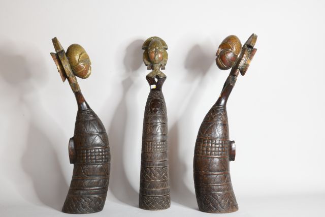 Null GABON – Trois olifants en bois sculpté et cuivre

XXe, de style KOTA 

H : &hellip;