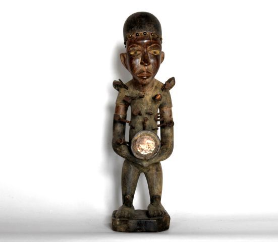 Null CONGO 

Statue en bois sculpté, fer et clous

XXe, de style NKISSI, Kongo

&hellip;