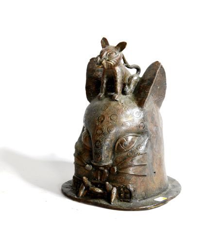 Null BENIN 

Tête surmontée d'une panthère en bronze 

XXe, style des rois OBA 
&hellip;